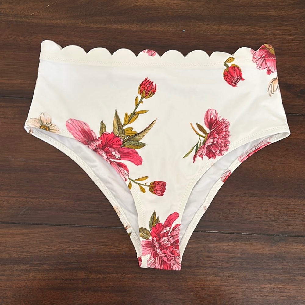 NWT Cupshe White and Pink Floral Scallop High-Waist Bikini Bottoms Size Medium